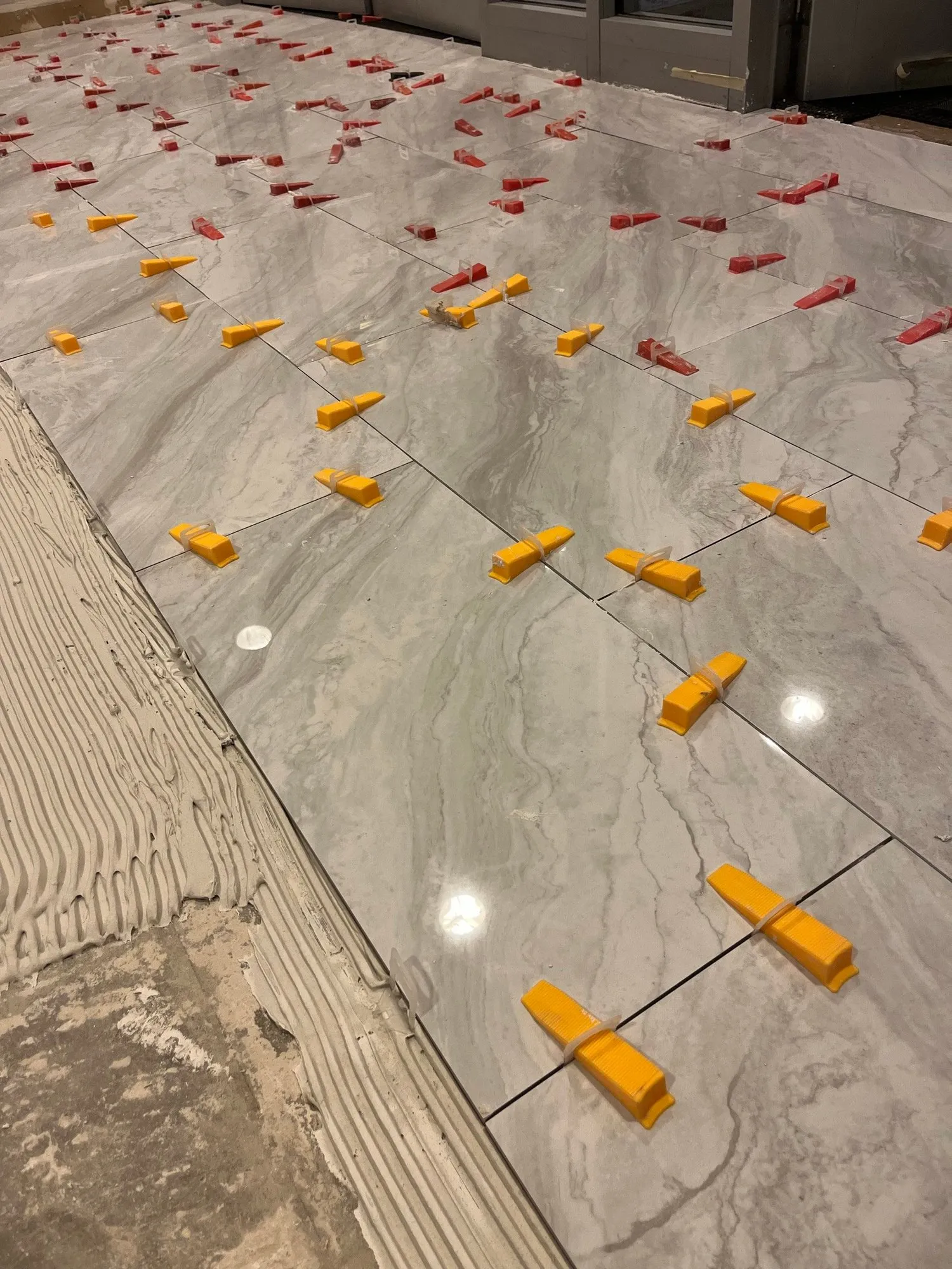 Large-format porcelain tile set with leveling clips